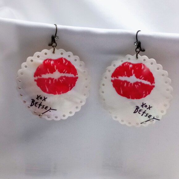Betsey Johnson Earrings Kiss Lips Oversized Scalloped Edge Mother of Pearl Shell - Picture 3 of 11